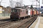 Immer seltener gewordene BLS-Traktion.
Re 425 185 anlässlich der Bahnhofsdurchfahrt Liestal am 26. März 2021. Besondere Beachtung gilt dem fehlenden Wappen.
Foto: Walter Ruetsch