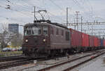 Re 425 178 der BLS durchfährt den Bahnhof Pratteln.