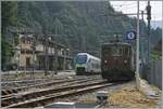 Fest in der Hand der BLS befindet sich dieser Tage die FS Trenialia Station Iselle di Trasquera. Infolge Bauarbeiten bei einer Brücke zwischen Iselle und Domodossola, ist die Strecke gesperrt. Somit fahrt BLS fährt mindestens stündlich nach Iselle; Weiterreise mit dem Bus. Zudem verkehrt auch an diesem Samstag der Tunnelautozug AT3 Brig - Iselle im Stundentakt. Somit war es möglich, die BLS Re 4/4 195 und den BLS RABe 528 102 umgeben von italienischem Flair in Iselle gemeinsam aufs Bild zu bekommen. 

17. August 2024