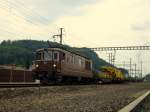 Re 4/4 165 mit Bauzug nach Samstagern am 19.07.2007 kurz vor Aarau.