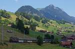 BLS/SEZ: GOLDEN PASS PANORAMIC Interlaken Ost-Zweisimmen mit der Re 4/4 168 bei Oberwil am 27. Juli 2013. Seit dem Fahplanwechsel 2013 ist dieser Zug leider bereits Geschichte. Passte er doch so gut ins SIMMENTHAL.
Foto: Walter Ruetsch