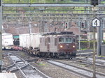BLS - Lok`s Re 4/4 182 und Re 4/4 191 mit Güterzug bei der durchfahrt durch den Bahnhof von Olten am 16.04.2016