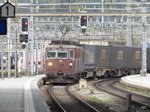 BLS - Lok`s Re 4/4 191 und Re 4/4 182 mit Güterzug bei der durchfahrt durch den Bahnhof von Olten am 16.04.2016