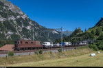 Am 20. Juli 2016 machte ich einen Ausflug an die Lötschberg-Nordrampe. Trotz des Basistunnels, war im Güterverkehr auf der Bergstrecke recht viel los.<br>
BLS Re 4/4 176 fährt mit einem Zug voller FIAT-Lieferwagen bei Blausee-Mitholz talwärts.