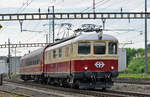 Re 4/4 I 10034, zusammen mit dem Mitropa Speisewagen 51 85 88-70 105-3, durchfahren dem Bahnhof Pratteln.