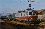 Die SBB Re 4/4 I 10033 mit ihrem Schnellzug 615 von Biel/Bienne nach Delémont beim Halt in Grenchen Nord.

1. Aug. 1984