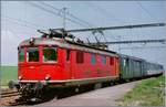 Die SBB Re 4/4 I 10035 erreicht mit ihrem Regionalzug von Vallorbe nach Lausanne den Bahnhof von Arnex. 

3. März 1995