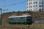 Re 4/4 I 10039 durchfährt am 20.09.2024 solo den Bahnhof Pratteln.