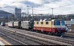 Die Re 421 393 wurde im letzten Herbst zusammen mit der Re 421 387 von SBB Cargo an die IRSI verkauft. Nach einer Revision R2 wurde die Lok letzte Woche in TEE-Lackierung wieder aus dem IW Bellinzona entlassen. Ihre erste Aufgabe war es, am 2. März 2020 die Swisstrain-Loks Ae 4/7 10987, 10951 und die Prototyp-Re 6/6 11602 aus dem Tessin nach Olten Hammer zu bringen. Am 3. März 2020 folgte dann die Weiterfahrt nach Oensingen - Balsthal wo die Lok zurzeit stationiert ist. Die Ae 4/7 10987 brachte danach die beiden anderen Loks weiter nach Payerne.<br>
Der Zug vor der Abfahrt in Olten Hammer.