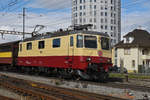 Die Re 4/4 II 421 393 mit Baujahr 1985 wurde in den letzten Wochen im SBB-Werk in Bellinzona frisch revidiert und mit neuem, elegantem TEE-Anstrich wieder an TR Trans Rail AG übergeben. Aufnahme vom 09.03.2020.