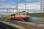 Re 4/4 II 421 393 im eleganten TEE anstrich durchfährt den Bahnhof Pratteln. Die Aufnahme stammt vom 09.03.2020.
