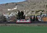 Re 420 503 RHOMBERG SERSA, ehemals TRAVYS, BLS, SBB bei Oensingen am 12. März 2021.
Erkennbar ist das bekannte Schloss-Neubechburg.
Die Lok befand sich auf der Fahrt von Schlieren nach Morges, wo sie als Ersatz für die grüne 420 der MBC im Kiesverkehr gebraucht wird.
Foto: Walter Ruetsch