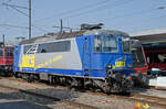 Donnerstag den 29.06.2023 um 09:43 Uhr in Oensingen. Auf dem Stumpfgleis (Gleis 46) oder auch Stumpen Geleise genannt, welches Parallel zum Gleis der OeBB-Bahn (Oensingen – Balsthal Bahn AG) verläuft, befindet sich die Re 420 502-7 (91 85 4420 502-7 CH-WRSCH). WRSCH = Widmer Rail Services AG. Ursprünglich war es die Re 4/4 II 11117 der SBB. Im Dezember 2004 an BLS verkauft. Bei der BLS als Re 420 502 im Einsatz. Fabriknummer: bei SLM = 4649, bei BBC = 7591. Baujahr: 1966. Indienststellung bei den SBB: 24.02.1967. Koordinaten GMS (Grad, Minuten, Sekunden): N 47° 17’ 5.9’’ O 7° 42’ 34.5’’