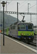 Nur kurze Zeit waren die BLS Re 4/4 II (ex SBB) mit ihren EW III im fahrplanmssigen Verkehr am Ltschberg zu sehen. Nun verkehren sie sporadisch als Entlastungszge, so wie hier zum 100 Jahre Jubilum der BLS.
Frutigen, den 29. Juni 2013