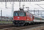 Re 420 212-3 durchfährt den Bahnhof Muttenz. Die Aufnahme stammt vom 14.04.2017.