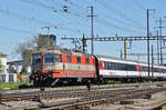 Re 4/4 II 11109 durchfährt den Bahnhof Pratteln. Die Aufnahme stammt vom 29.04.2017.