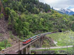 Eine unbekannte Re 4/4 II überfährt am 12. Mai 2017 mit einem relativ kurzen Gotthard Panorama Express den Polmengo-Viadukt bei Faido in Richtung Norden.