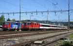 Die SBB Re 4/4 II Nr. 11299 verkehrte am 27. Mai 2017 als IC 182 von Zürich HB nach Stuttgart Hbf. Der IC 182 hatte im Bild den Bahnhof Bülach durchfahren und fährt neben den einem Abstellgleis vorbei, auf welchem die SBB Re 420 169-5 abgestellt ist, Richtung Schaffhausen weiter. 