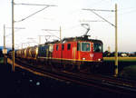 SBB: Einmal absichtlich anders fotografiert.
Kesselwagenzug mit Doppeltraktion Re 4/4II in der letzten Abendsonne im Sommer 1998 bei Niederbipp.
Foto: Walter Ruetsch