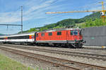 Re 4/4 II 11195 durchfährt den Bahnhof Gelterkinden. Die Aufnahme stammt vom 05.07.2017.