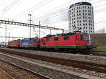 SBB - Loks 420 267 und 421 380 und 420 328 vor Güterzug unterwegs bei Prattelen am 28.10.2017 