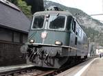 SBB Re 4/4 II Nr. 11164 wird auf Gleis 1 im Bahnhof Göschenen noch wenige Meter in den alten Gotthardtunnel hineinfahren. Samstag, 21. Oktober 2017
