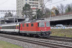 Re 4/4 II 11146 fährt Richtung Bahnhof Muttenz. Die Aufnahme stammt vom 20.11.2017.