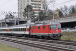 Re 4/4 II 11148 fährt Richtung Bahnhof Muttenz. Die Aufnahme stammt vom 20.11.2017.