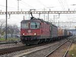 SBB - 420 296-6 mit 620 063-8 vor Güterzug unterwegs in Prattelen am 20.11.2017