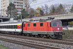 Re 4/4 II 11303 fährt Richtung Bahnhof Muttenz. Die Aufnahme stammt vom 16.11.2017.