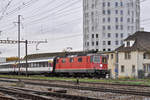 Re 4/4 II 11300 durchfährt den Bahnhof Pratteln. Die Aufnahme stammt vom 08.11.2017.