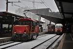 SBB Rangierlok Ee 922 017-9 und SBB Re 4/4 II Nr. 11130 | SBB Re 420 130-7 hatten in vereinten Kräften den IR 36 von Zürich HB nach Basel SBB auf Gleis 18 im HB Zürich reingeschleppt. Im Bild fährt die Rangierlok wieder zu den Abstellgleisen. Sonntag, 10. Dezember 2017