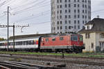 Re 4/4 II 11115 durchfährt den Bahnhof Pratteln. Die Aufnahme stammt vom 28.10.2017.