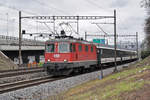 Re 4/4 II 11141 fährt Richtung Bahnhof SBB. Die Aufnahme stammt vom 28.12.2017.