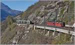 Erfreuliche viel Verkehr auf der Lötschberg-Süd Rampe: Während die beiden BLS RABe 535 122 und 102 kurz nach Lalden Richtung Brig fahren, ziehen die SBB Re 620 070-3 und Re 420 266-9