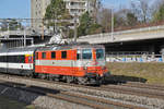 Re 4/4 II 11108 fährt Richtung Bahnhof Muttenz. Die Aufnahme stammt vom 02.01.2018.