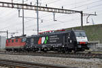 Re 4/4 II 11243 schleppt die Lok 189 406-8 Richtung Bahnhof Muttenz. Die Aufnahme stammt vom 20.02.2018.