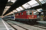 SBB/RENFE: Re 4/4 II 11154, erste Generation, mit einem Talgo in Zürich-HB am 19. April 2006.
Der letzte Talgo verkehrte am 7. Dezember 2012 von Zürich nach Barcelona.
Foto: Walter Ruetsch