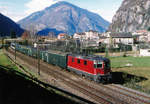 SBB: Re 4/4 II im Personenverkehr.
Schnellzug mit der Re 4/4 II 11112, ehemals Swiss Express, bei Osogna im April 1999. Eingereiht wurden damals die Gepäckwagen hinter der Lok.
Foto: Walter Ruetsch