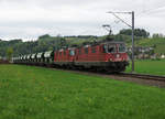 MAKIES KIESZUG EINST UND JETZT
Seit den Jahren 1994 bis 2018 haben sich die Kieswagen der Makies AG kaum verändert. 
Eine beachtliche Veränderung hingegen erfuhren während dieser Zeit die Traktionen. Die EBT/SMB Be 4/4 aus den Jahren 1932 bis 1944 wurden inzwischen durch stärkere SBB CARGO Lokomotiven vom Typ Re 420 verdrängt.
Kieszug unterwegs mit einer Doppeltraktion Re 4/4 II bei Rohrbach am 26. April 2018. Im Einsatz standen die beiden roten Re 420 327-9 und 420 249.
Foto: Walter Ruetsch
