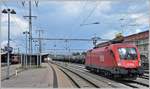 Singen in ausländischer Hand. SBB Re 4/4 II 11304 mit IC 487 nach Zürich HB und ÖBB 1116 184 für IC 186 nach Stuttgart. (16.07.2018) 