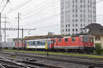 Zuckerrüben Zug, mit der Re 4/4 II 11134, dem RBe 540 074-2 und der Re 4/4 II 11154, durchfährt bei starkem Regen den Bahnhof Pratteln. Die Aufnahme stammt vom 01.10.2018.
