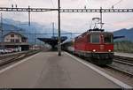 Re 4/4 II 11134 (420 134) SBB als IC 936 (IC 3) von Chur (CH) nach Zürich HB (CH) verlässt den Bahnhof Landquart (CH) auf Gleis 3.
[10.7.2018 | 18:53 Uhr]