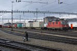 Containerzug mit der Re 420 242-0 im Güterbahnhof Solothurn am 8.