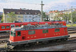 Re 4/4 II 11115 (420 115-8) SBB rangiert im Bahnhof Singen(Hohentwiel).
Aufgenommen vom Parkhaus in der Julius-Bührer-Straße.
[14.7.2018 | 18:45 Uhr]