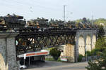 Kampfpanzer Leopard 87 und Schützenpanzer 2000 ( Hägglunds ) am frühen Morgen beim Passieren des Viadukts Grenchen-Nord am 17. Mai 2019.
Der Panzerzug 69009 Biel Rangierbahnhof - Bure-Casernes wurde mit der Re 420 255-2 geführt.
Foto: Walter Ruetsch