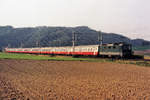 SWISS EXPRESS mit unpassender Re 4/4 II der ersten Generation bei Bollodingen im April 2000.
Foto: Walter Ruetsch