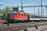 Re 4/4 II 11124 durchfährt den Bahnhof Pratteln.