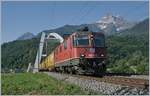 Die SBB Re 420 251-1 mit ihrem Postzug auf der Fahrt Richtung Lausanne konnte gerade noch ohne Gegenlicht bei der Rhone Brücke zwischen St-Maurice und Bex abgelichtet werde.