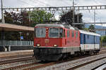 Gefängniszug, mit der Re 4/4 II 11111 und dem St 50 85 89-33 900-3, durchfährt den Bahnhof Rupperswil.